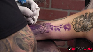 Stunning Blonde Babe Loves Masturbating While Getting Tattooed