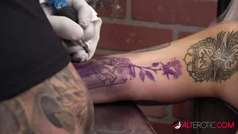 Stunning Blonde Babe Loves Masturbating While Getting Tattooed