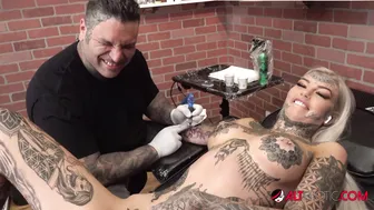 Stunning Blonde Babe Loves Masturbating While Getting Tattooed