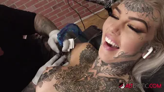 Stunning Blonde Babe Loves Masturbating While Getting Tattooed