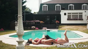 Valentina Ricci and Mariska Fucking Poolside
