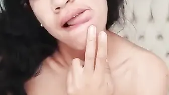 Flaquita desnuda con hermoso culo
