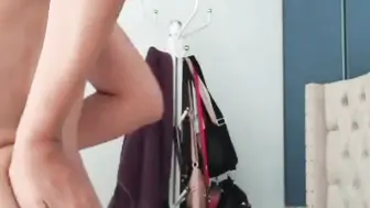 Flaquita desnuda con hermoso culo